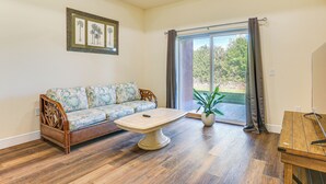 Un salon avec un canapé, une table basse et une table à manger.