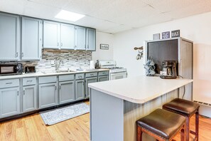 Geladeira, micro-ondas, fogão, cooktop