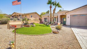 A residential area with houses, a well-maintained lawn, and a mailbox. - 2 Mi to Lake Havasu: Poolside Paradise! (Lake Havasu City)