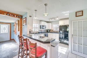 Dishwasher, coffee/tea maker, cookware/dishes/utensils, dining tables - 6-Acre Family-Friendly Getaway in Niles! (Niles)
