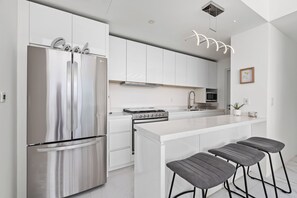 Fridge, microwave, oven, stovetop - Great Location 3BR Condo walk to Beach & Downtown (Cabo San Lucas)