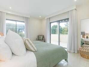 2 habitaciones, escritorio, tabla de planchar con plancha y wifi 