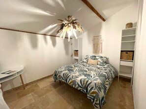 2 Schlafzimmer, Schreibtisch, Bügeleisen/Bügelbrett, Reisekinderbett