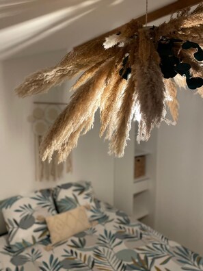 2 quartos, escrivaninha, ferros/tábuas de passar roupa, berço de viagem