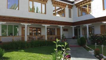 Deluxe Double Room | Living area