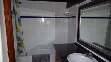 Sèche-cheveux, serviettes fournies, savon, papier toilette