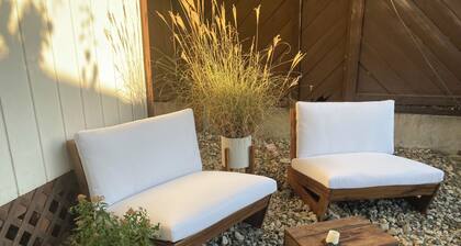 Natural Nook by Nelson lakeside park. Downtown walkable and pet friendly!