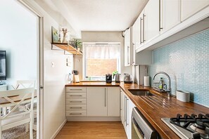 Een koelkast, een microgolfoven, een vaatwasser