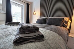 House, 3 Bedrooms | 3 bedrooms - Hampton 3-bedroom Luxury Escape With Parking (Peterborough)