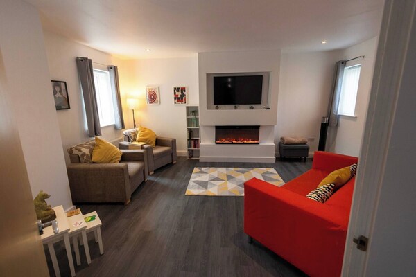 Hampton 3-bedroom Luxury Escape With Parking - Peterborough