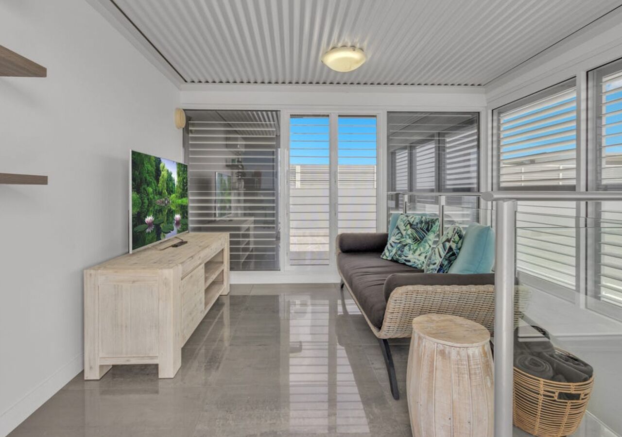 3 Bedroom Beachfront Penthouse W/epic Rooftop & Ocean Views - Hervey Bay