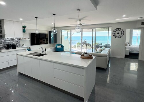 3 Bedroom Beachfront Penthouse w/Epic Rooftop & Ocean Views