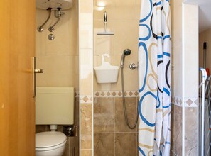 Apartemen (One Bedroom Apartment (Maslina)) | Kamar mandi | Shower dan handuk