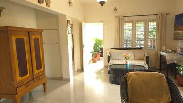 Deluxe Double Room, Garden View | Living area