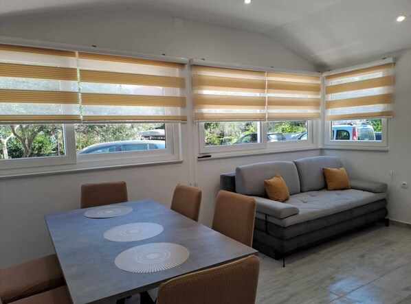 Departamento (Two Bedroom Apartment 1) | Sala de estar | Televisión de pantalla plana de 32 pulgadas con canales vía satélite 