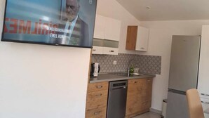 Une cuisine moderne avec des meubles en bois, un lave-vaisselle et un four encastré.