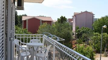 Apartamento (One Bedroom Apartment 3) | Balcón