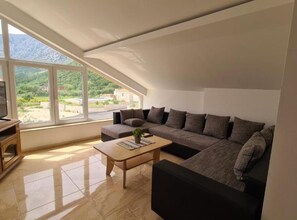 公寓 (Apartment with One Bathroom) | 客廳 | 32-吋平面電視，提供衛星頻道