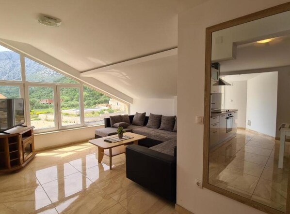 Lejlighed (Apartment with One Bathroom) | Stue | 32-tommers fladskærms-tv med satellitkanaler