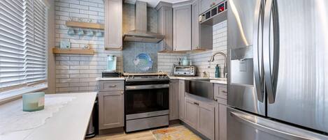 Réfrigérateur, four, lave-vaisselle, cafetière/bouilloire