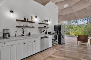 Jääkaappi, mikroaaltouuni, astianpesukone, kahvin-/teenkeitin