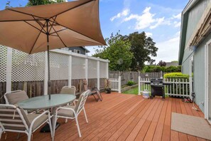 Outdoor dining - Fantastic Single Level Ranch Layout, Fenced Backyard w/ Large Deck, New Decor and Furnishing (Hillsboro)