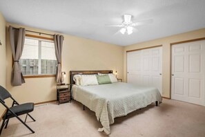 3 bedrooms, free WiFi, bed sheets - Fantastic Single Level Ranch Layout, Fenced Backyard w/ Large Deck, New Decor and Furnishing (Hillsboro)