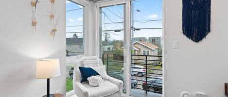 Téléviseur connecté, foyer, livres