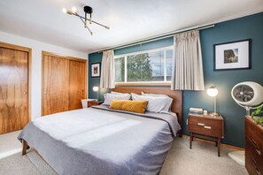 2 bedrooms, desk, iron/ironing board, travel crib - Cozy Gem w/ Shared Hot Tub & A/C (Burien)