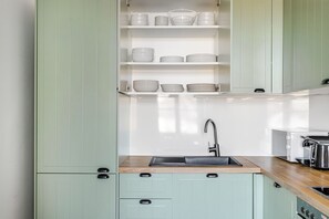 Geladeira, micro-ondas, fogão, cooktop