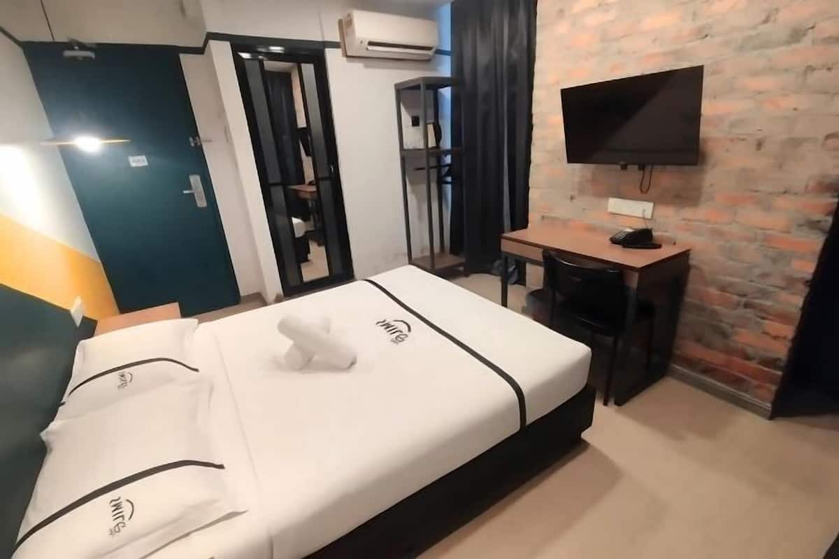 Desk, soundproofing, iron/ironing board, free WiFi