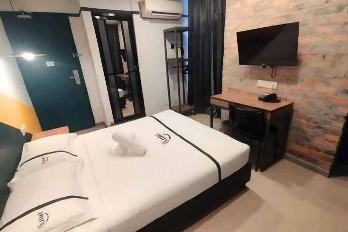 Desk, soundproofing, iron/ironing board, free WiFi