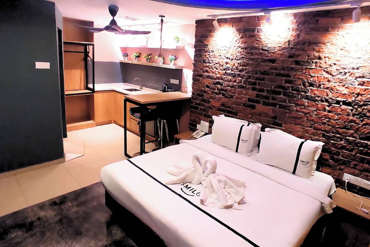 Studio | Bàn, phòng cách âm, bàn ủi/dụng cụ ủi quần áo