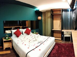 Romantic Room | Desk, soundproofing, iron/ironing board, free WiFi - Smile Hotel C180 Cheras Selatan (Cheras)