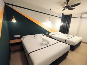 Family Room | Desk, soundproofing, iron/ironing board, free WiFi - Smile Hotel C180 Cheras Selatan (Cheras)