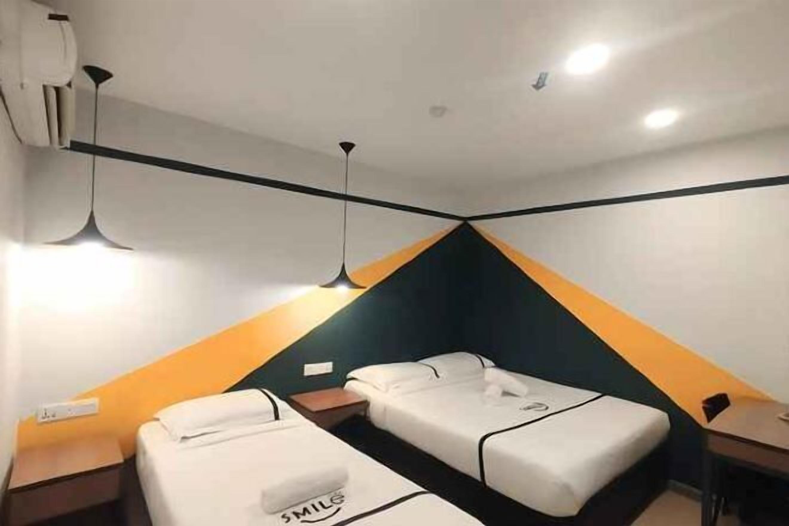 Escritorio, insonorización, tabla de planchar con plancha y wifi gratis 