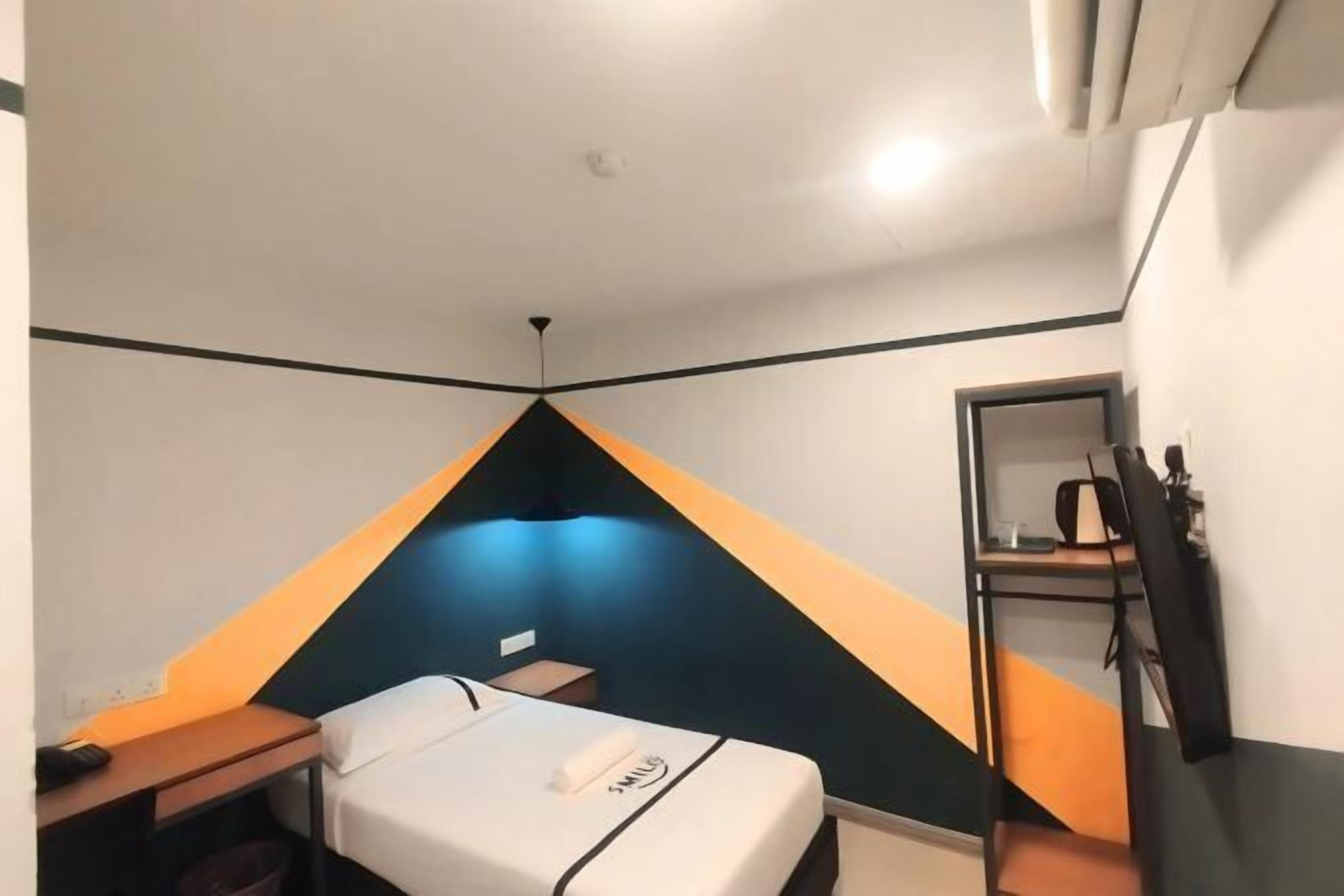 Schreibtisch, schallisolierte Zimmer, Bügeleisen/Bügelbrett