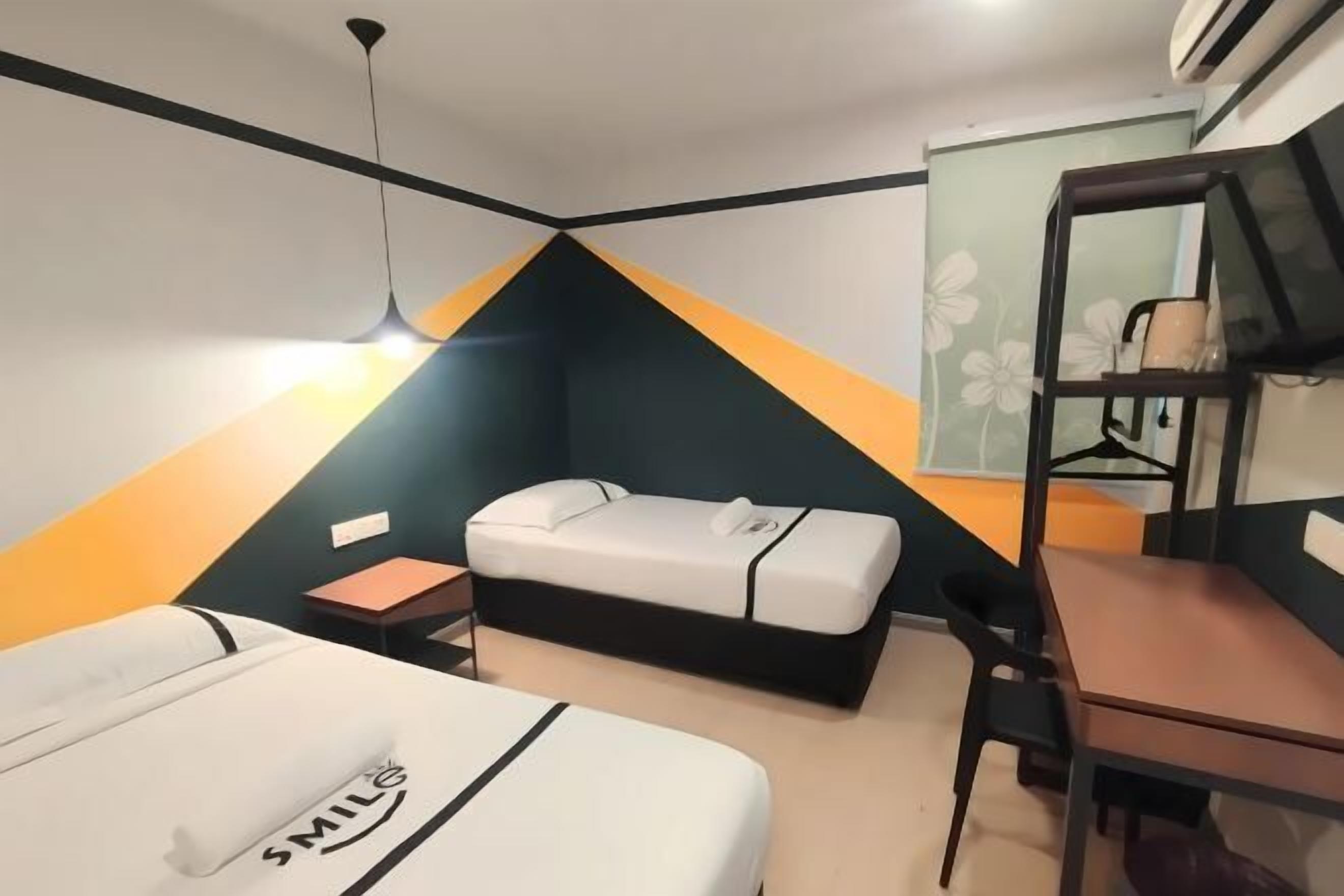 Schreibtisch, schallisolierte Zimmer, Bügeleisen/Bügelbrett