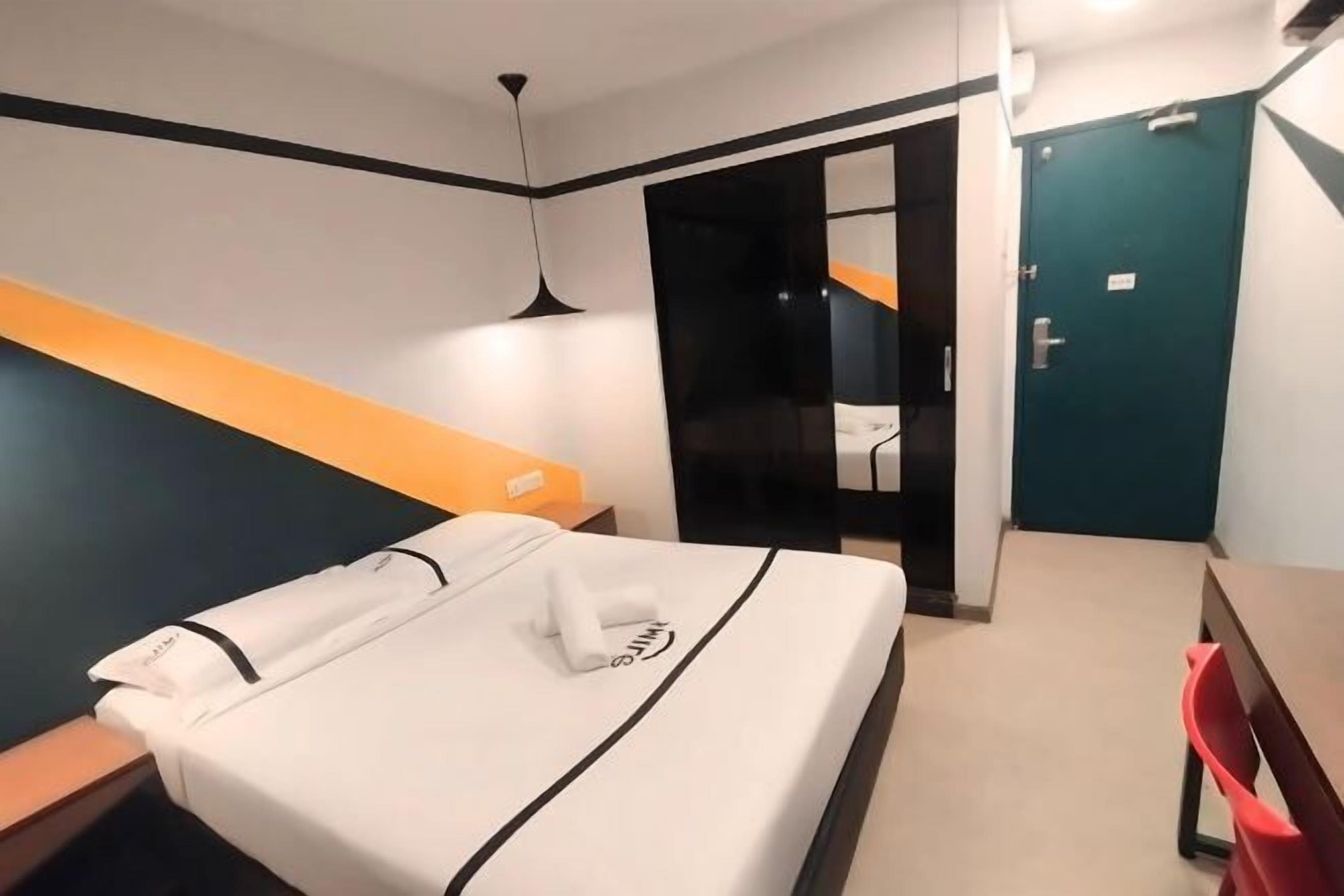 Schreibtisch, schallisolierte Zimmer, Bügeleisen/Bügelbrett