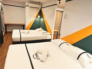 Chambre Double Familiale | Bureau, chambres insonorisées, fer et planche à repasser, Wi-Fi gratuit