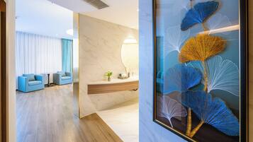 Basic Suite | Bathroom | Hair dryer, towels, soap, shampoo