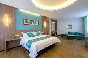 Escritorio y espacio para trabajar con laptop