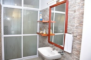 毛巾、肥皂、卫生纸