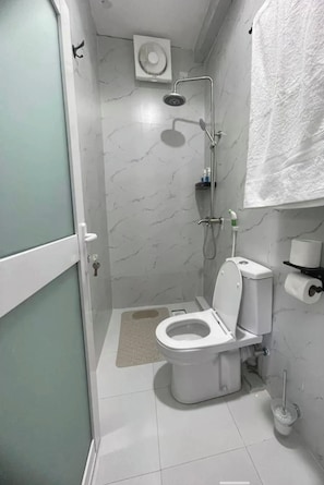 タオル、石鹸、トイレットペーパー