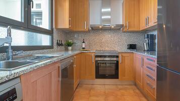 Ático de lujo, 2 habitaciones, 2 baños, junto a la montaña (Sunset Mar Azul Sunny Views) | Cocina privada | Frigorífico, microondas, horno y placa de cocina