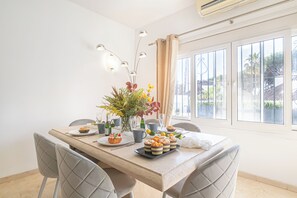 Familie appartement, meerdere slaapkamers, 2 badkamers (Puerto Banus Near La Sala By The Sea) | Dineren