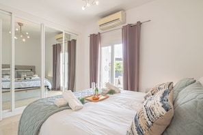 2 soverom, skrivebord for bærbar PC og strykejern/-brett