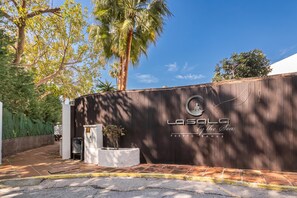 Un edificio con un cartel que dice 'LASOLO by the Sea' y 'PUERTO BANUS'.