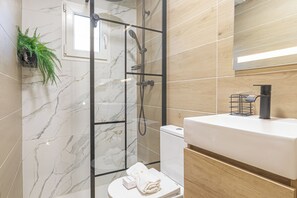 Family Apartment, Multiple Bedrooms, 2 Bathrooms (Puerto Banus Near La Sala By The Sea) | Bathroom | Shower, hair dryer, towels, soap - Puerto Banus Near La Sala By The Sea (Marbella)