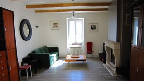 Fernseher, Kamin, Bücher, Stereoanlage